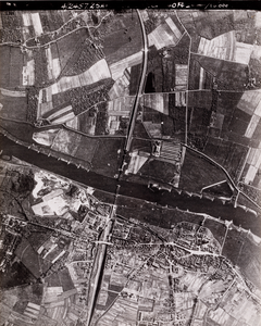  Luchtfoto RAF van de stad Rhenen (nr. 4/2457)