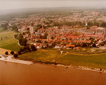  Luchtfoto vanuit het zuiden over de Rijn op de stad Rhenen
