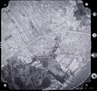  Luchtfoto vanuit het westen op Rhenen (nr. III-152)