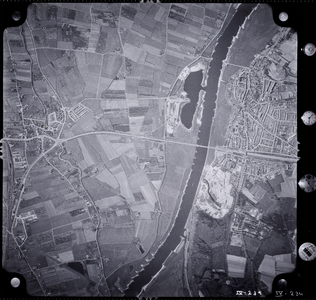  Luchtfoto vanuit het oosten op Rhenen en de Rijn (nr. IV-234)
