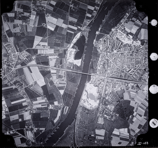  Luchtfoto vanuit het oosten op Rhenen en de Rijn (nr. IV-133)