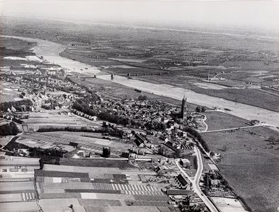  Luchtfoto vanuit het noorden op Rhenen en de Rijn