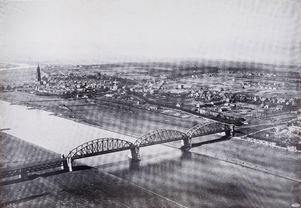 Luchtfoto vanuit het zuidoosten op de spoorbrug over de Rijn en de stad Rhenen