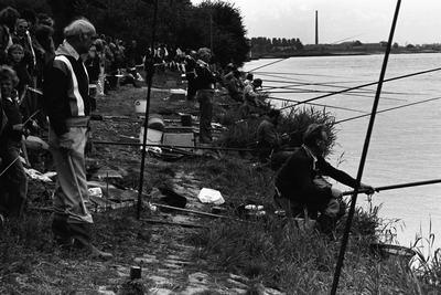  Visconcours in de Rijn ter hoogte van de Vogelenzang, op de voorgrond Wim Hovestad de controleur van de visclub De Voorn .