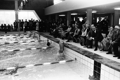  Zwemwedstrijd bij de opening van het nieuwe Gastland