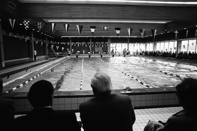  Zwemwedstrijd bij de opening van het nieuwe Gastland