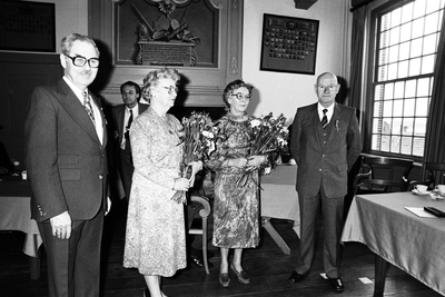  Onderscheiding van heer Bats en heer van Voorthuizen met het verzetskruis samen met dames in het Oude Raadhuis, rechts ...