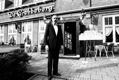  Hotelier Ton Volmer voor het restaurant op de Grebbeberg i.v.m. het 60 jarig jubileum