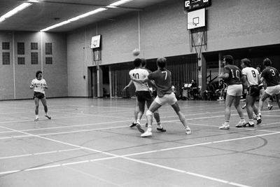  Handbal wedstrijd RHC in 't Gastland, links Henk van Walsem