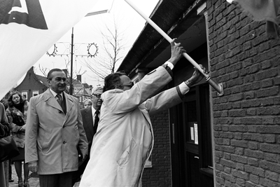  Opening van VVV huisje de Paltshof links Bovenschen, rechts wethouder van Dijk