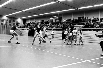  Rhenense handbal Club (RHC) in het Gastland met bal Jan v.d.Pol