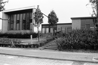 Gebouw Rhenen Hoog gebouwd door fa Klaassen rechts mortuarium