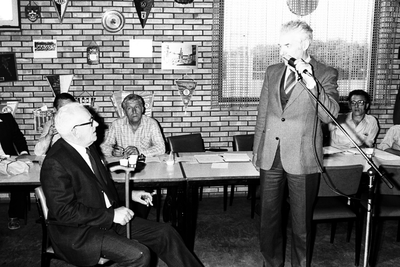  Benoeming van ereleden van voetbal vereniging Candia vlnr Andries Baars, Henk Jansen , voorzitter de Jong in het clubgebouw