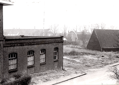  Tussen gebouw links en tabaksschuur rechts stond de vroegere gashouder (Paardenveld)