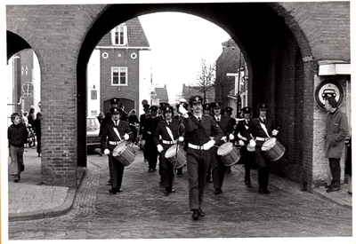  30 jaar D.E.L.M.; Trompettenkorps Kon. Luchtmachtkapel marcheert door Rhenen