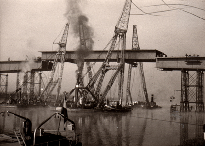  Invaren van het middenstuk in de brug