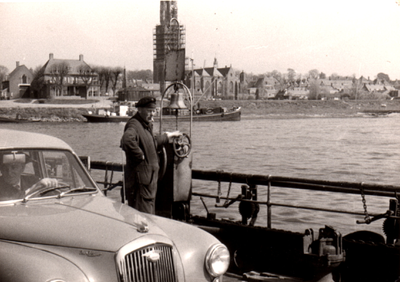  Rhenense pont met de auto van wethouder Klaassen (excursie gemeenteraad van Rhenen naar de brugwerken)
