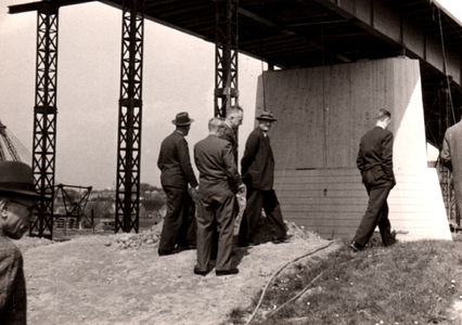  B en W bezichtigen de Rijnbrug in aanbouw (excursie gemeenteraad Rhenen naar de brugwerken)