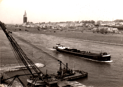  Gezicht op Rhenen vanaf Rijnbrug in aanbouw (excursie gemeenteraad Rhenen naar de brugwerken)