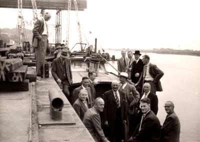  B en W, secretaris en gemeente-architect aan boord van een boot om de brug vanaf het water te gaan bekijken (excursie ...