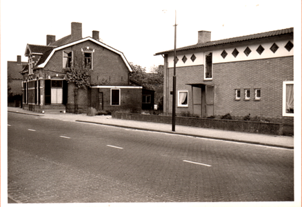  Woning links, eigendom gemeente Rhenen, Herenstraat 100-102 in mei 1958 afgebroken