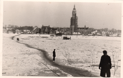  IJsgang, Rijn dichtgevroren, winter 1955-1956. Man met pet en klompen is veerman Willem van den Berg