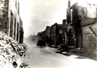  Duitse legerwagen in de nnaoorlogse puinhopen van Rhenen's stadscentrum