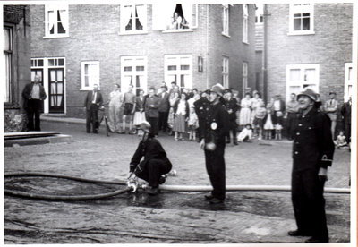  Oefening door Bescherming Bevolking: de brandweren van Rhenen, Elst en Achterberg. Brandweerman uit Elst: M.C. v. d. ...