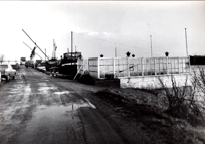  De abnormaal hoge waterstand in de Rijn in de winter 1965-1966 was er de oorzaak van dat de schepen moesten worden ...