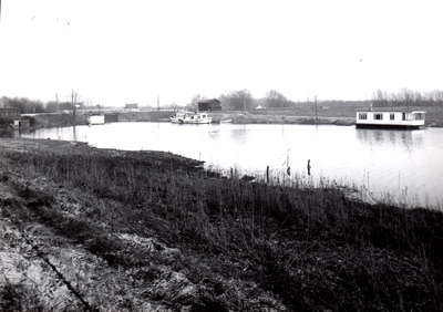  Door de abnormaal hoge waterstand in de Rijn liep ook de Buiten-Grift vol. Op de achtergrond de Grebbesluis