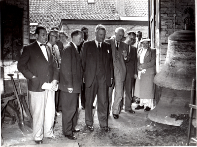  Vrijdag 15 augustus 1958 zijn in Heiligerlee bij de firma A.H. van Bergen, Kokkengieters aldaar, de eerste klokken ...