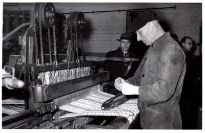  Tapijtfabriek Van Wijngaarden; de heer A. Baars, de oudste wever met meer dan 50 dienstjaren