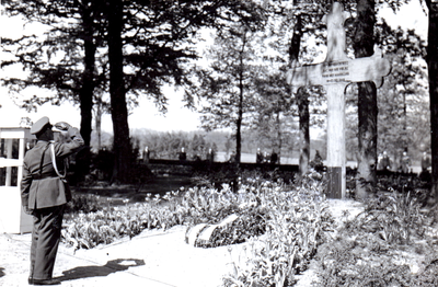  Nationale herdenking van de gesneuvelden uit de tweede wereldoorlog op het kerkhof van de Grebbeberg. Kranslegging ...