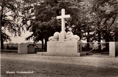  Het herdenkingsmonument op het kerkhof van de Grebbeberg