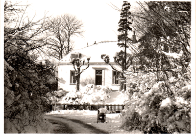  Het witte huis is eigendom van de N.V. van Hattum en Blankevoort, voorheen van de familie Telders