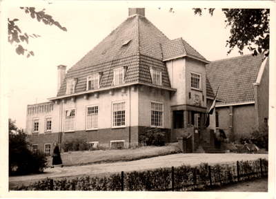  Voormalig Wijkgebouw Rhenen, gesticht in het jaar 1927