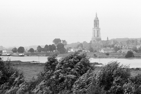  Rhenen gezien vanaf de zuidzijde van de Rijn met de Cuneratoren in het midden