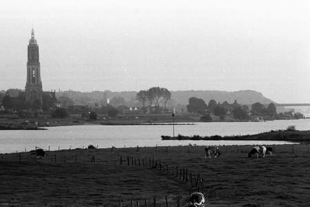  Rhenen gezien vanaf de zuidzijde van de Rijn met de Cuneratoren geheel links