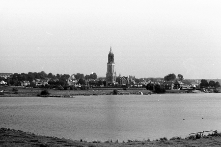  Rhenen gezien vanaf de zuidzijde van de Rijn met de Cuneratoren in het midden