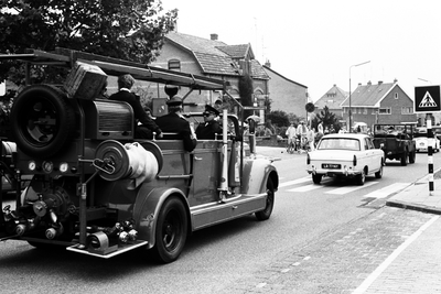 Historische voertuigen aan Nieuwe Veenendaalse weg ter hoogte van de Wilhelminastraat