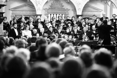  Concert van Euphonia in de Cunerakerk met links van de dirigent Eilke Zijlstra en schuinachter hem Lerda Esbra en ...