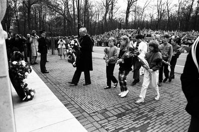  Herdenking op de Grebbeberg en kranslegging door burgemeester Schoonderbeek met schoolkinderen