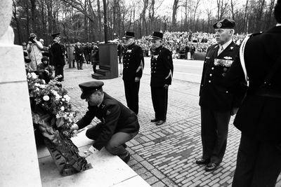 Kranslegging tijdens de herdenking op de Grebbeberg door KNIL militairen