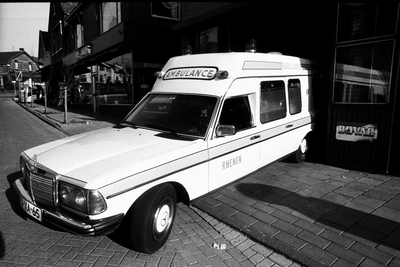 Neuwe ambulance van Cor van Suilichem in de Molenstraat Peter v.d.Pijl was chauffeur