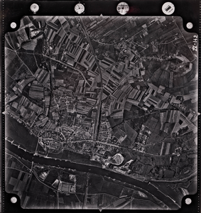  Luchtfoto gemeente Rhenen met de verwoeste spoorburg over de Rijn (IV-142) (reproductie)