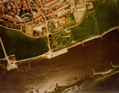  Luchtfoto vanuit het zuiden van de rivierzijde van de stad Rhenen met de Rijn