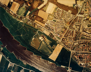  Luchtfoto vanuit het zuiden van de stad Rhenen met de Rijn richting Amerongen