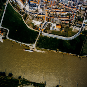  Luchtfoto vanuit het zuiden van de rivierzijde van de stad Rhenen met de Rijn