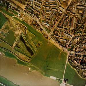  Luchtfoto vanuit het zuiden op het westelijk deel van de stad Rhenen met de Rijn (V228-6389)