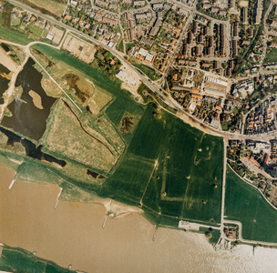  Luchtfoto vanuit het zuiden op het westelijk deel van de stad Rhenen met de Rijn (V4296)
